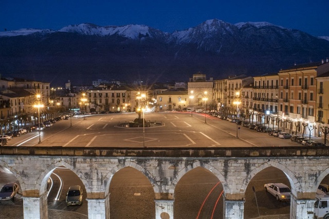 Vista notturna dell'acquedotto e di PIazza Garibaldi