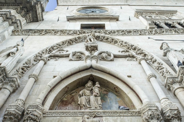 Vista prospettica del portale d'ingresso al palazzo